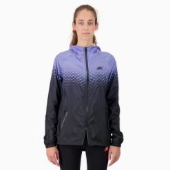Damska lekka kurtka przeciwwiatrowa do biegania i trailu PERFORMANCE WINDBREAKER. Fioletowe kurtki damskie BODYCROSS, na zimę, bez wzorów, z materiału, bez kaptura. W wyprzedaży za 489.99 zł.