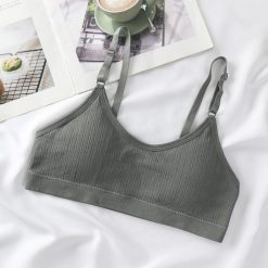 Braletka miękka z delikatnymi ramiączkami Robinia. Białe biustonosze Intica, bez wzorów, z tkaniny. Za 59.00 zł.