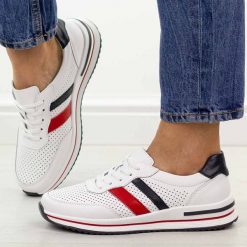 Białe ażurowe skórzane półbuty damskie S.Barski 7067. Białe półbuty damskie S.BARSKI, na jesień, w ażurowe wzory, z jeansu, bez obcasa, na płaskiej podeszwie, bez zapięcia. Za 249.00 zł.