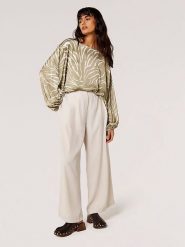 Apricot Bluzka w kolorze zielonym rozmiar: L. Zielone bluzki damskie Apricot, l, bez wzorów, bez kołnierzyka, bez ramiączek. Za 69.99 zł.