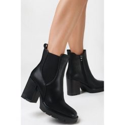 Czarne Botki Bressoline. Czarne botki damskie Born2be, z jeansu, casualowe, bez obcasa, na obcasie, bez zapięcia. Za 159.99 zł.