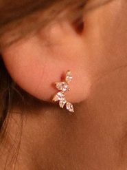 OR ÉCLAT Złote kolczyki-wkrętki "Five petals" z cyrkoniami rozmiar: onesize. Białe kolczyki damskie Or Éclat, z cyrkonią, złote. Za 434.99 zł.