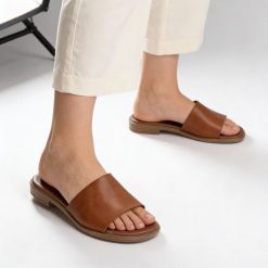 Klapki damskie Armodo, skórzane płaskie naturalna skóra odkryte palce minimalistyczny fason letnie obuwie codzienne, brązowe, 40475. Brązowe klapki damskie Armodo, bez wzorów, ze skóry, bez obcasa, na płaskiej podeszwie, bez zapięcia. Za 269.00 zł.