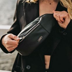 Saszetka nerka SHE 702/s czarna. Czarne nerki i saszetki damskie SHE, bez wzorów, ze skóry. Za 169.99 zł.