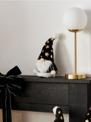 Świąteczny skrzat dekoracyjny z czarną czapką - czarny. Czarne czapki damskie Sinsay, bez wzorów. Za 19.99 zł.