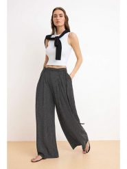 Trendyol Spodnie - Loose fit - w kolorze czarno-białym rozmiar: 40. Białe spodnie materiałowe damskie Trendyol, bez wzorów, z materiału. Za 86.99 zł.