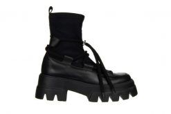 Botki Bayla-159 4491 076-P Czarny Lico 159171, Skóra naturalna - 36. Czarne botki damskie Bayla, z gumy, eleganckie, bez obcasa, na platformie, bez zapięcia. W wyprzedaży za 269.10 zł.