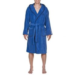 Szlafrok kąpielowy na basen po treningu unisex Arena Premium Robe. Niebieskie szlafroki damskie Arena, bez wzorów, bez kaptura. Za 299.99 zł.