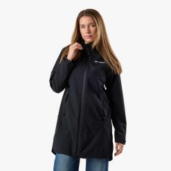Kurtka przeciwdeszczowa kobieca Swedemount Orust Rain Coat wodoodporna. Czarne kurtki damskie SWEDEMOUNT, bez wzorów, bez kaptura. Za 329.99 zł.