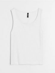 Prążkowana koszulka na ramiączkach - biały. Białe koszulki damskie Sinsay, l, bez wzorów, prążkowane, bez kołnierzyka, bez ramiączek. Za 9.99 zł.