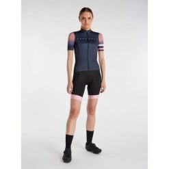 Koszulka na rower z krótkim rękawem zapinana na zamek damska PROTEST Prtkolanut. Niebieskie koszulki damskie Protest, bez wzorów, bez kołnierzyka, bez ramiączek. Za 339.99 zł.