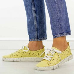 Żółte ażurowe skórzane półbuty damskie Filippo Dp7631/26. Żółte półbuty damskie Filippo, na lato, w ażurowe wzory, z jeansu, z okrągłym noskiem, bez obcasa, na płaskiej podeszwie, bez zapięcia. W wyprzedaży za 197.10 zł.