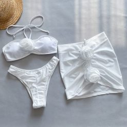 Strój kąpielowy z kwiatami 3D na plażę i basen Lydianne. Białe stroje jednoczęściowe Intica, bez wzorów, z materiału. Za 219.00 zł.