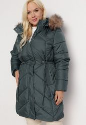 Zielona Pikowana Kurtka przed Kolano ze Ściągaczem i Kapturem z Futerkiem Lemeki. Zielone kurtki damskie Born2be, xl, bez wzorów. Za 349.99 zł.
