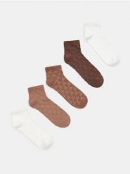 Ażurowe skarpetki z bawełną 5 pack - wielobarwny. Skarpetki damskie Sinsay, w ażurowe wzory, z bawełny. Za 15.99 zł.