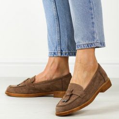 Beżowe zamszowe mokasyny damskie Vinceza 58234. Brązowe mokasyny damskie VINCEZA, na jesień, ze skóry, z okrągłym noskiem, bez obcasa. Za 159.00 zł.