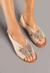 Beżowe Sandały z Ekozamszu Zdobione Cyrkoniami i Aplikacją z Motylem Falevelith. Brązowe sandały damskie Renee, z aplikacjami, bez obcasa, na płaskiej podeszwie, bez zapięcia. Za 79.99 zł.