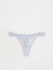 Koronkowe majtki typu stringi - jasnoniebieski. Niebieskie stringi Reserved, bez wzorów, z koronki. W wyprzedaży za 12.99 zł.