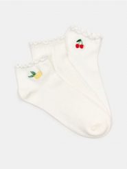 Bawełniane skarpetki z ozdobnymi falbankami 3 pack - kremowy. Białe skarpetki damskie Sinsay, bez wzorów, z bawełny. Za 12.99 zł.