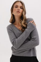 WEŁNIANY SWETER BETTY SZARY S - Flawless. Szare swetry klasyczne damskie Flawless, l, z wełny, bez kołnierzyka. Za 413.00 zł.