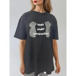 Czarny T-shirt Damski Retro - Body Under Construction BeShaped. Czarne t-shirty damskie BESHAPED, bez wzorów, z bawełny, bez kołnierzyka. W wyprzedaży za 169.15 zł.