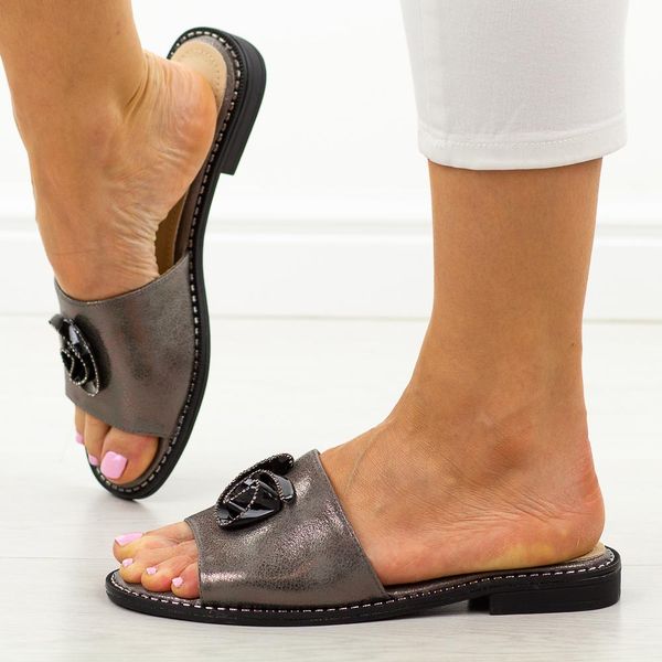 Pewter płaskie klapki damskie S.Barski 51-007. Szare klapki damskie S.BARSKI, z aplikacjami, ze skóry, bez obcasa, na płaskiej podeszwie, bez zapięcia. Za 159.00 zł.