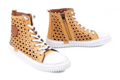 MANITU 990764-06 gelb, trampki damskie. Żółte trampki damskie Manitu, w ażurowe wzory, ze skóry, bez zapięcia. Za 349.90 zł.