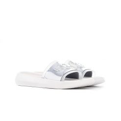 Damskie klapki Ugg Hilama Slide White 1109592-WHT. Białe klapki damskie Ugg, bez wzorów, z gumy, z okrągłym noskiem, bez obcasa, bez zapięcia. Za 219.00 zł.