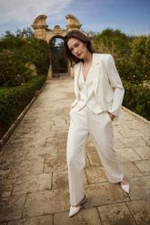 Marynarka w paski biała. Białe marynarki i żakiety damskie MOODO, l, bez wzorów, z elastanu. Za 199.99 zł.