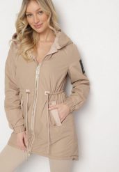 Ciemnobeżowa Kurtka Parka z Kapturem i Ściągaczem w Pasie Sizana. Brązowe kurtki damskie Born2be, l, z jeansu, z kapturem. Za 169.99 zł.