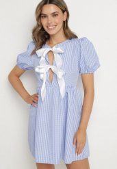 Jasnoniebieska Rozkloszowana Sukienka w Kratkę Vichy w Stylu Retro z Wiązaniem Telionea. Niebieskie sukienki damskie Born2be, bez wzorów, klasyczne, bez ramiączek. Za 99.99 zł.