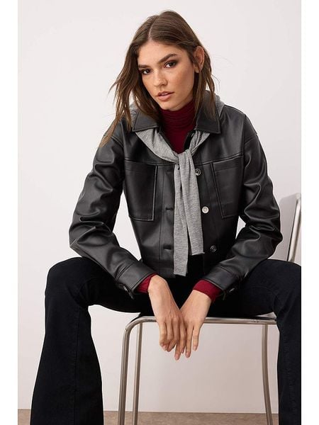 Trendyol Kurtka w kolorze czarnym ze skóry syntetycznej rozmiar: XS. Czarne kurtki damskie Trendyol, xs, bez wzorów, ze skóry, bez kaptura. Za 83.22 zł.