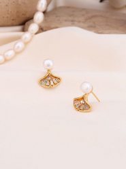 Pierres de Jade Pozłacane kolczyki-wkrętki z perłami i cyrkoniami rozmiar: onesize. Białe kolczyki damskie Pierres de Jade, z cyrkonią, pozłacane. Za 34.99 zł.