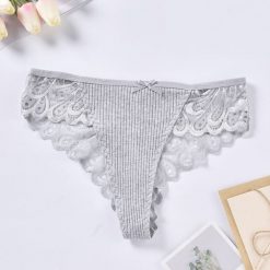 Stringi koronkowe na specjalne okazje Reinie. Szare stringi Intica, bez wzorów, z koronki. W wyprzedaży za 49.00 zł.