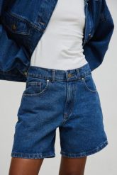 Szorty z szerokimi nogawkami w kolorze NAVY BLUE - TABOO-M. Niebieskie szorty damskie Marsala, bez wzorów, z denimu. Za 299.90 zł.