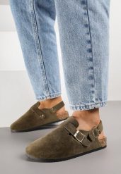 Zielone Sandały w Stylu Chodaków Ozdobione Klamrami Qyrraya. Zielone sandały damskie Born2be, bez wzorów, z jeansu, bez obcasa, na płaskiej podeszwie, bez zapięcia. Za 69.99 zł.