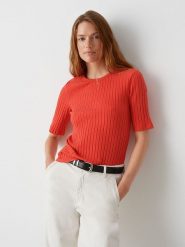 OPUS Koszulka w kolorze czerwonym rozmiar: 42. Czerwone bluzki damskie Opus, bez wzorów, bez kołnierzyka, bez ramiączek. Za 86.99 zł.