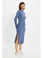 Trendyol Sukienka w kolorze niebieskim rozmiar: L. Niebieskie sukienki damskie Trendyol, bez wzorów, z bawełny, bez ramiączek. Za 60.88 zł.