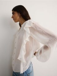 Koszula z falbanką z lyocellem - biały. Białe koszule damskie Reserved, l, bez wzorów, z lyocellu, bez kołnierzyka, bez ramiączek. W wyprzedaży za 59.99 zł.