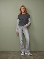 Jeansy flare z efektem sprania low waist - szary. Szare jeansy damskie Sinsay. Za 69.99 zł.