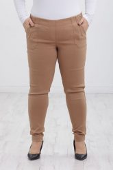 Klasyczne beżowe spodnie Nita ze zwężoną nogawką PLUS SIZE XXL. Brązowe spodnie materiałowe damskie Nasi partnerzy, bez wzorów, z elastanu, krótkie. Za 159.90 zł.