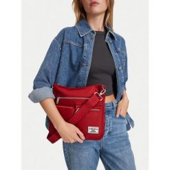 Torebka Guess Jeans. Czerwone listonoszki damskie Guess Jeans, z aplikacjami, z jeansu, bez dodatków. Za 179.99 zł.