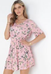 Jasnoróżowa Rozkloszowana Sukienka Mini z Wiskozy z Gumką w Pasie Sorrail. Czerwone sukienki damskie Born2be, bez wzorów, z wiskozy, bez ramiączek. Za 79.99 zł.