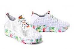 ARTIKER RELAKS 58C0598 white/yellow, półbuty damskie. Białe półbuty damskie Artiker Relaks, na lato, bez wzorów, ze skóry, bez obcasa, na koturnie, bez zapięcia. Za 194.90 zł.