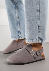 Szare Sandały w Stylu Chodaków Ozdobione Klamrami Qyrraya. Szare sandały damskie Born2be, bez wzorów, z jeansu, bez obcasa, na płaskiej podeszwie, bez zapięcia. Za 69.99 zł.