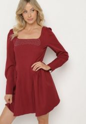 Bordowa Sukienka Rozkloszowana z Kwadratowym Dekoltem Enarel. Czerwone sukienki damskie Born2be, z aplikacjami, eleganckie, bez ramiączek. Za 89.99 zł.
