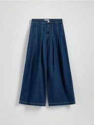 Jeansy wide leg z zakładkami - granatowy. Niebieskie jeansy damskie Reserved. W wyprzedaży za 99.99 zł.