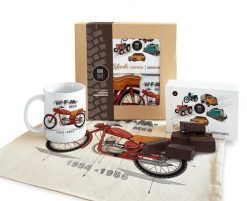 WFM — paczka (Zawartość paczki: koszulka, torba, kubek, słodycze; Rozmiar koszulki / bluzy: M (damska); Kolor koszulki / bluzy: jasnoszary melanż; Rod. Szare koszulki damskie nikiniki, m, bez wzorów, z bawełny, bez kołnierzyka, bez ramiączek. Za 169.00 zł.