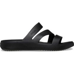 Klapki plażowe damskie Crocs Getaway Strappy. Czarne klapki damskie Crocs, bez wzorów, bez obcasa, bez zapięcia. W wyprzedaży za 159.00 zł.