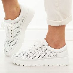 Białe ażurowe skórzane półbuty damskie Vinceza 79629. Białe półbuty damskie VINCEZA, na lato, z aplikacjami, z jeansu, z okrągłym noskiem, bez obcasa, bez zapięcia. Za 239.00 zł.